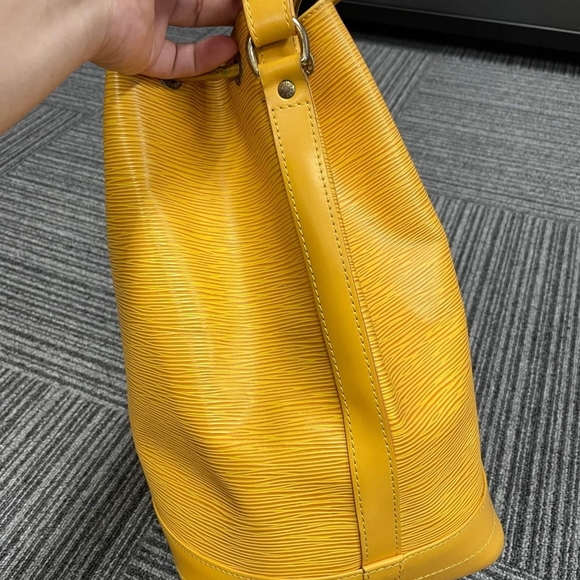 SOLD. Authentic Louis Vuitton Epi Leather Noe Bucket Bag Vintage-Authentic - Picture 15 of 17